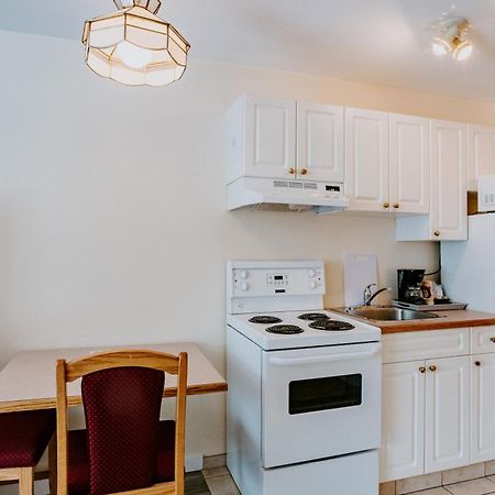 Western Budget Plus Mosaic Suites Penhold Экстерьер фото