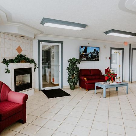 Western Budget Plus Mosaic Suites Penhold Экстерьер фото