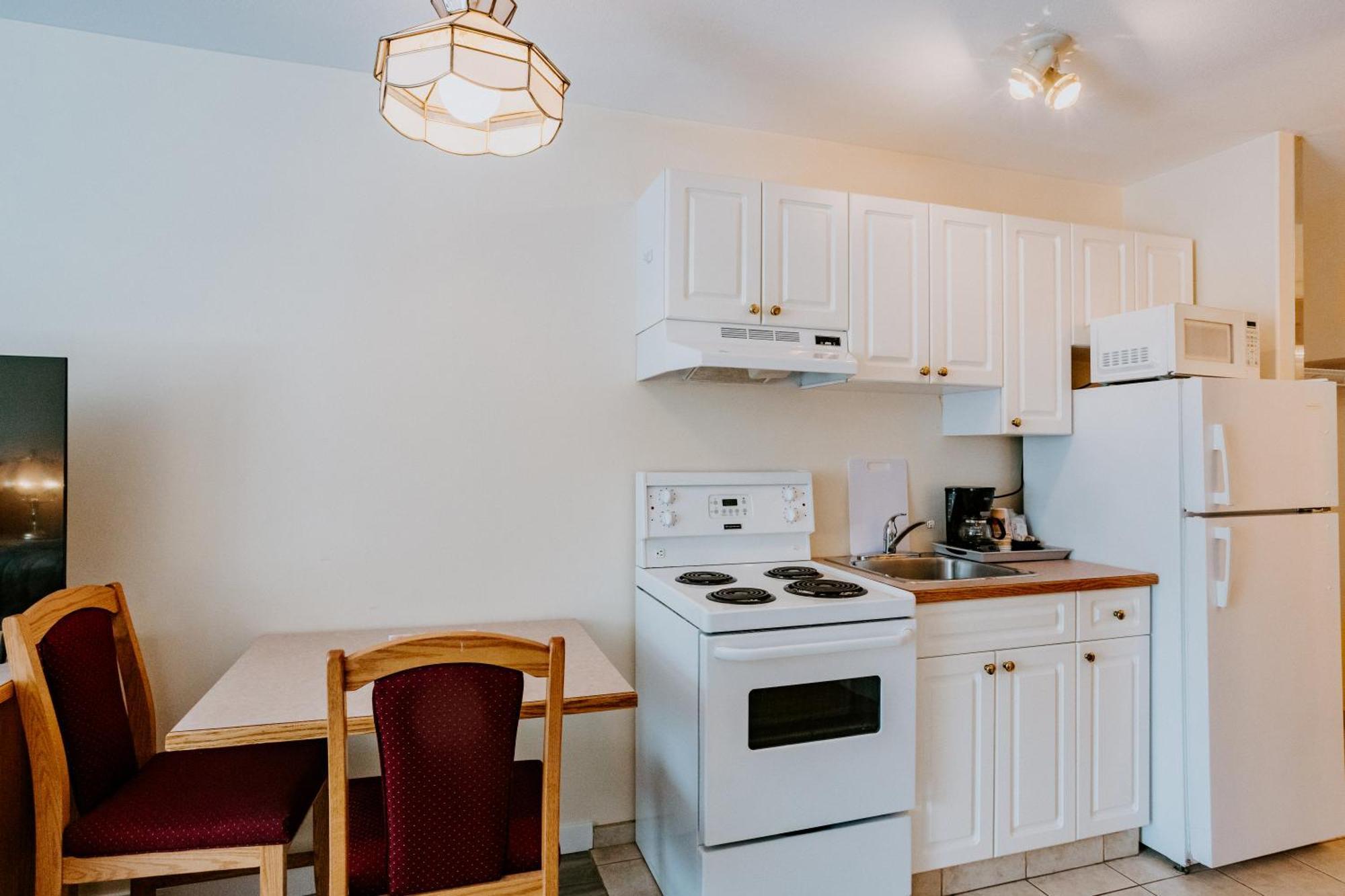 Western Budget Plus Mosaic Suites Penhold Экстерьер фото