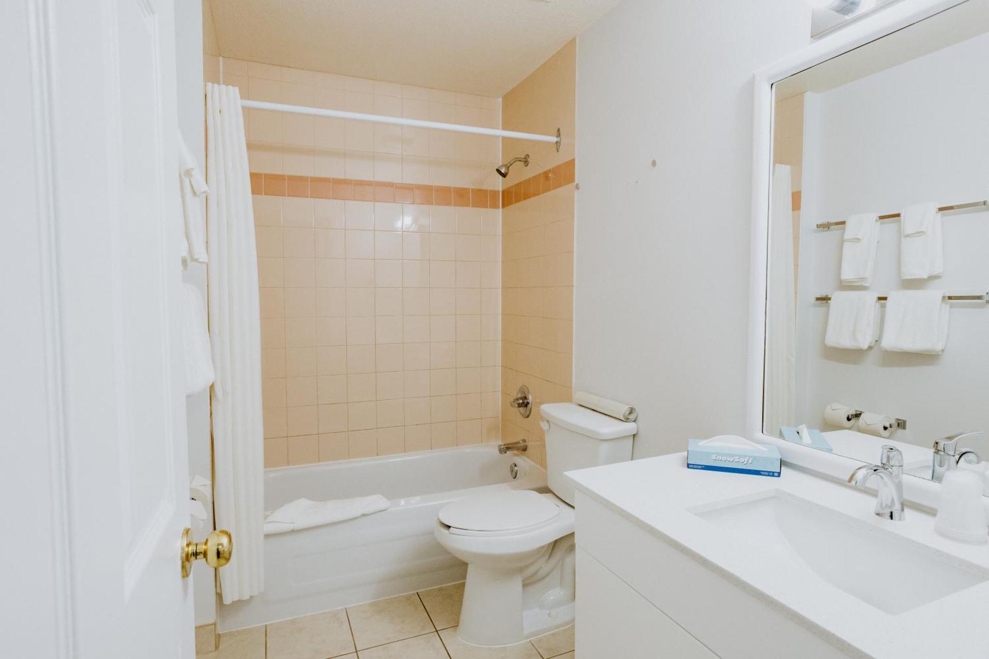 Western Budget Plus Mosaic Suites Penhold Экстерьер фото
