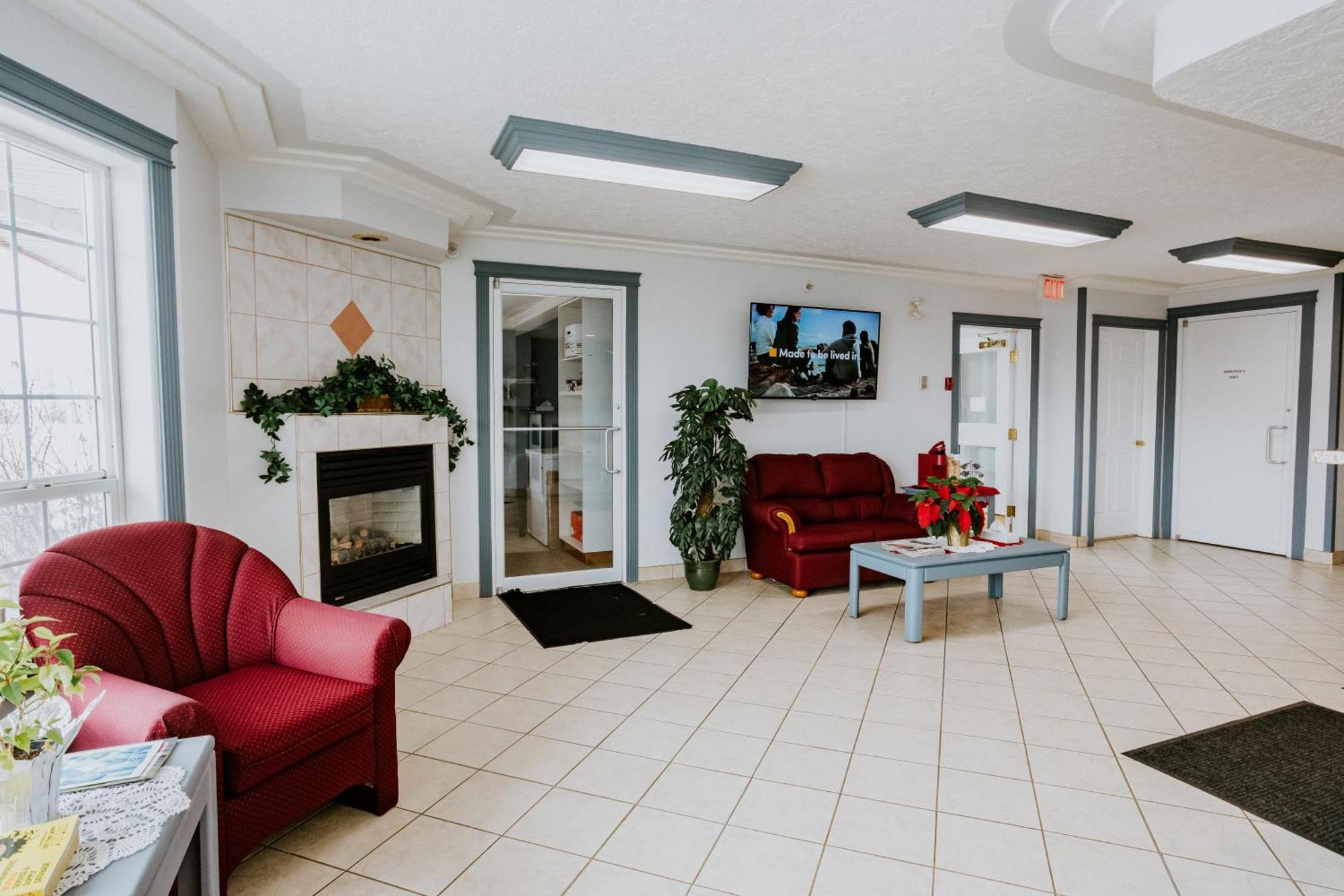 Western Budget Plus Mosaic Suites Penhold Экстерьер фото