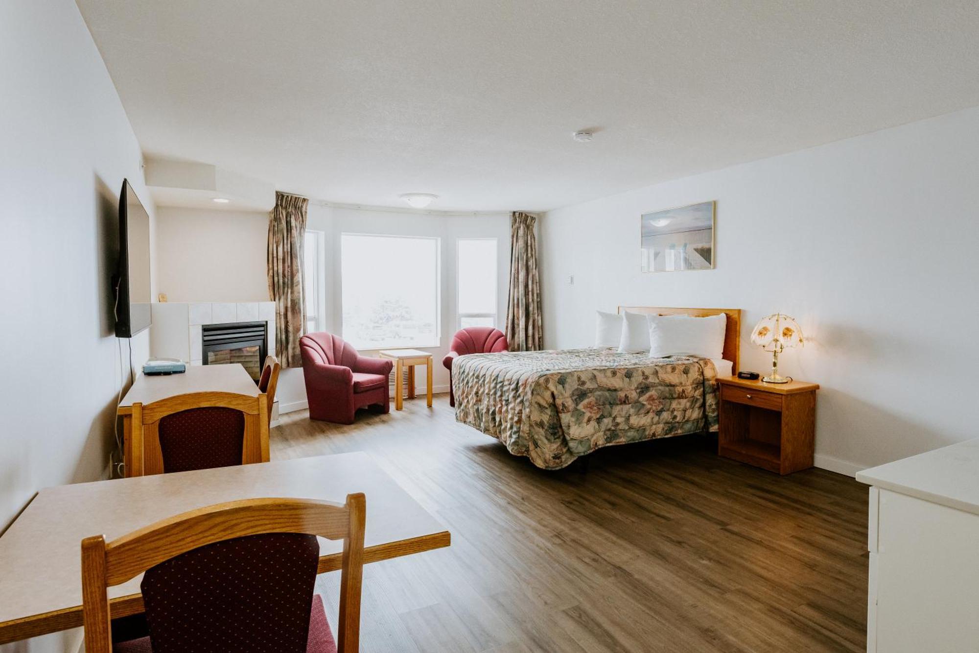 Western Budget Plus Mosaic Suites Penhold Экстерьер фото