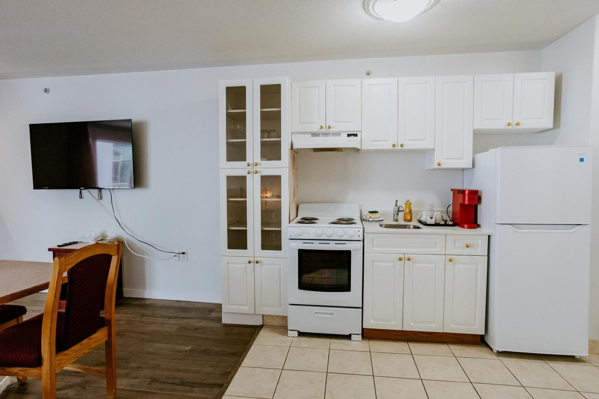 Western Budget Plus Mosaic Suites Penhold Экстерьер фото