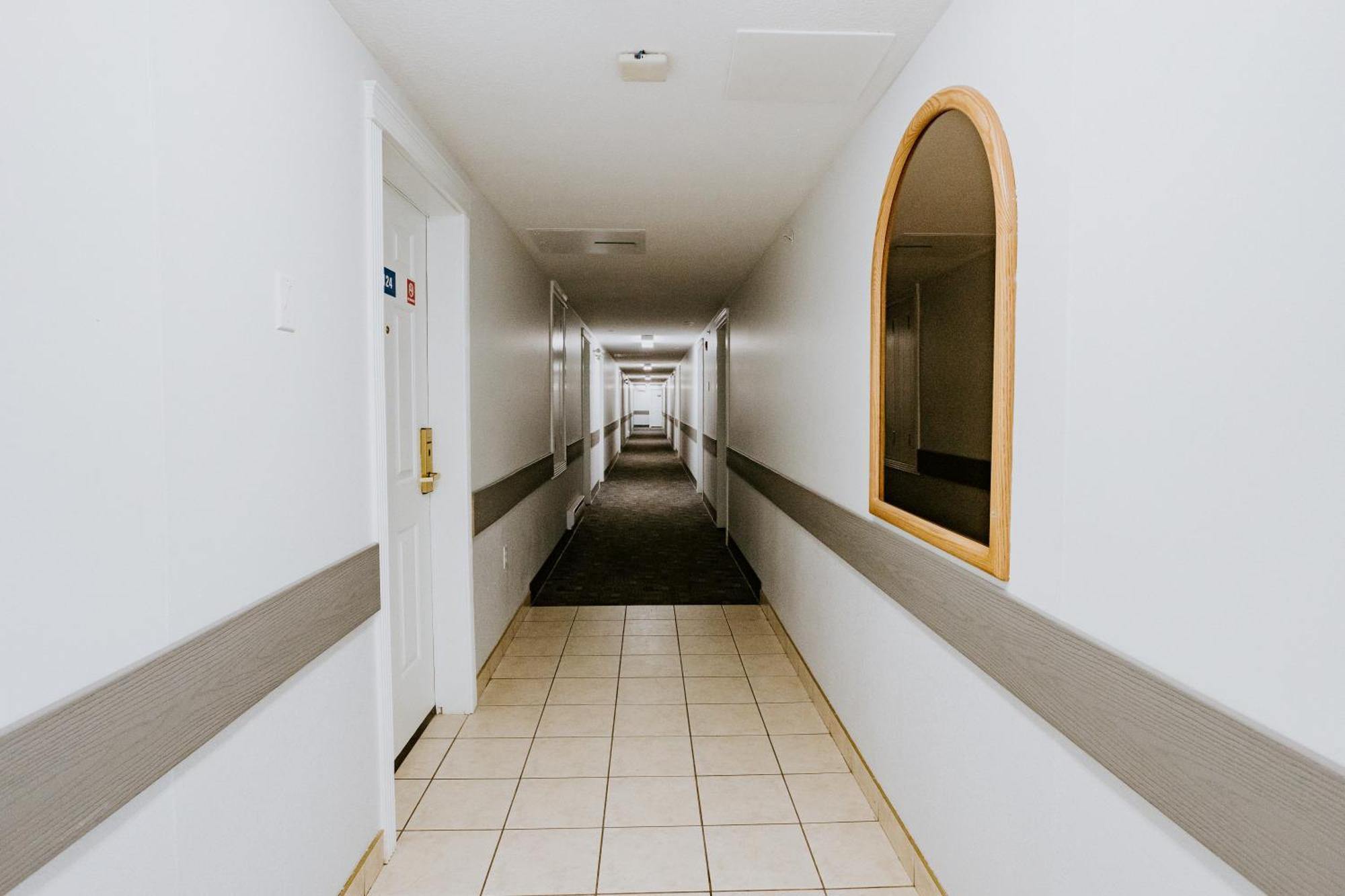 Western Budget Plus Mosaic Suites Penhold Экстерьер фото