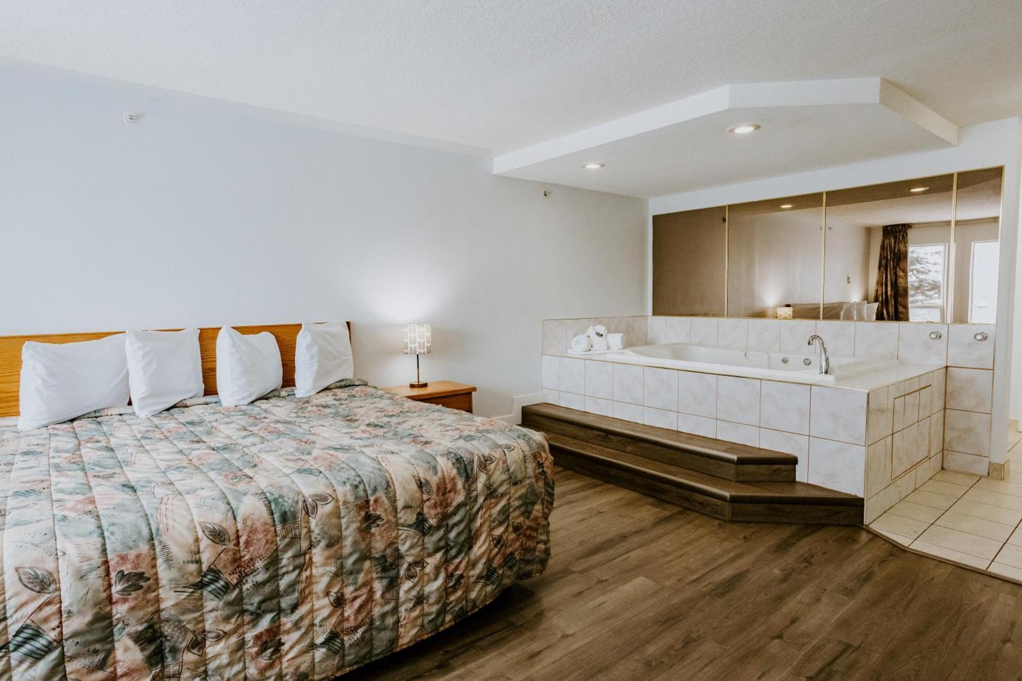 Western Budget Plus Mosaic Suites Penhold Экстерьер фото