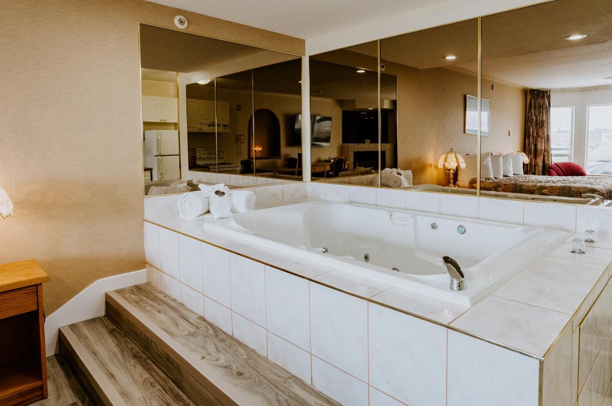 Western Budget Plus Mosaic Suites Penhold Экстерьер фото