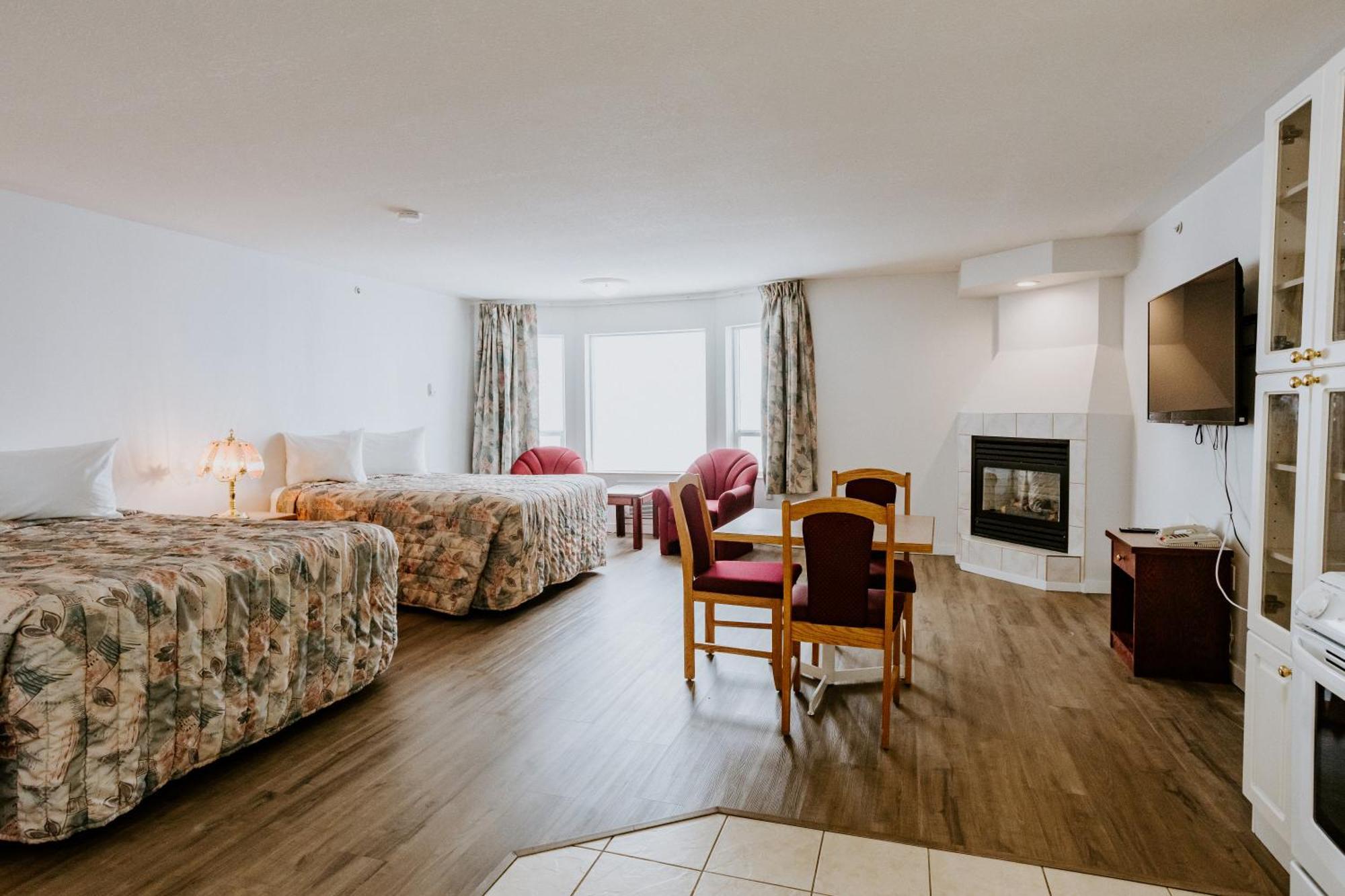 Western Budget Plus Mosaic Suites Penhold Экстерьер фото